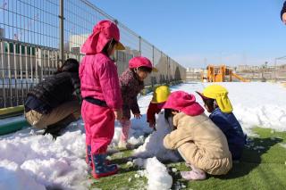 子どもたちと(そして先生たちも！)大はしゃぎで雪遊びを楽しみました！