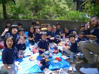 お天気が良い日はテラスで子ども達が大好きなピクニックランチ！