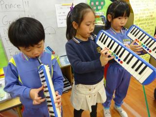 音楽クラスで鍵盤ハーモニカを演奏します。みんなの音が合わさるととっても楽しいね！